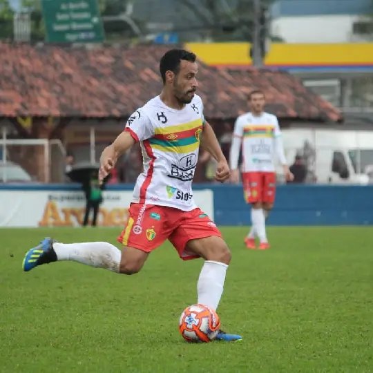 Mois&eacute;s comemora in&iacute;cio promissor e prev&ecirc; duelo parelho em Joinville