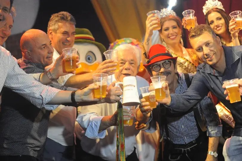 Sangria do primeiro barril de chope marca a abertura da 32ª Fenarreco