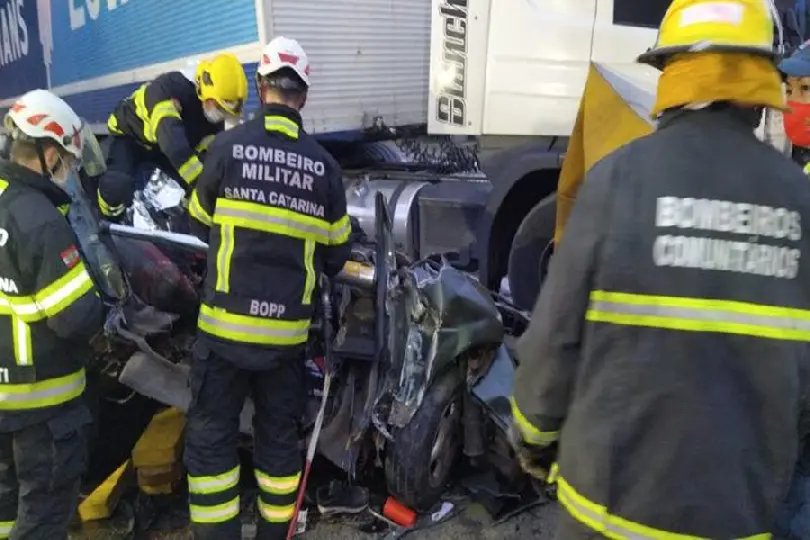  Acidente na BR-470 mata tr&ecirc;s pessoas