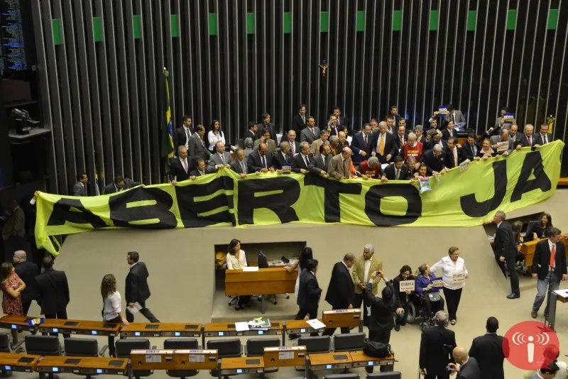 Câmara aprova PEC que acaba com voto secreto