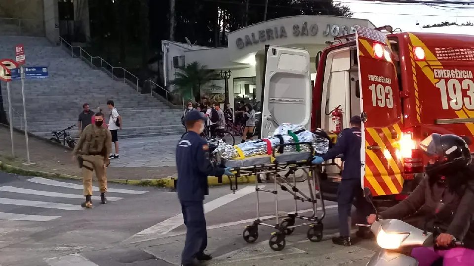 (V&iacute;deo) Queda de bicicleta na escadaria da Matriz deixa adolescente gravemente ferido