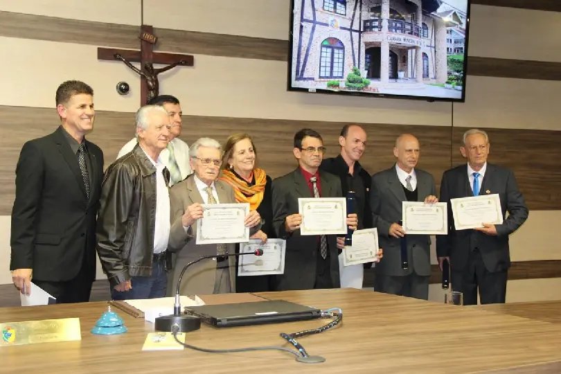 Câmara entrega comendas de mérito a pessoas e instituições