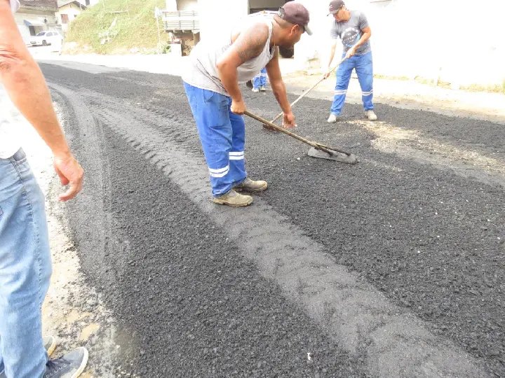 Secretaria de Obras executa a prepara&ccedil;&atilde;o para pavimenta&ccedil;&atilde;o da rua Guilherme Steffen