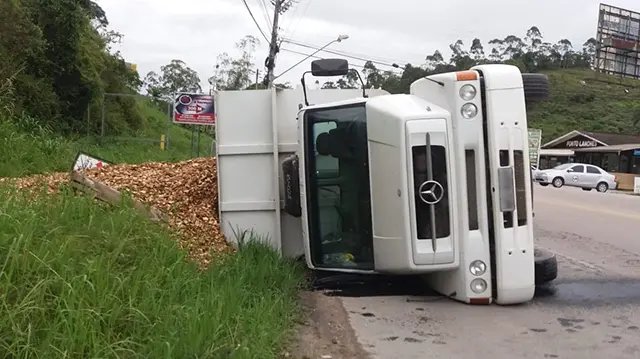 Caminh&atilde;o tomba na Ivo Silveira