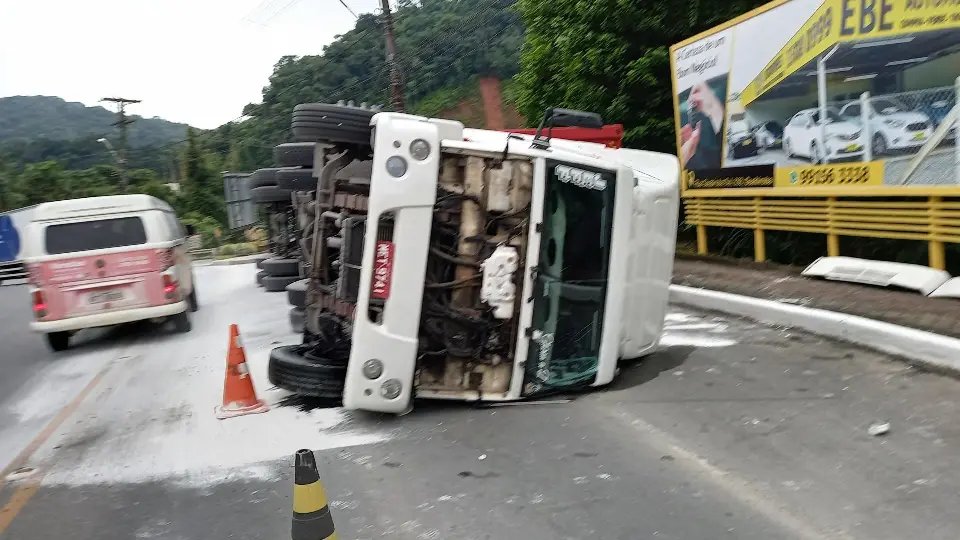 (VIDEO) Caminh&atilde;o tomba entre Brusque e Guabiruba 
