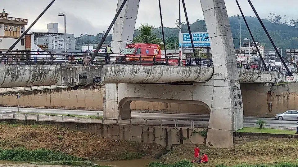 URGENTE Homem tenta se jogar da ponte do centro de Brusque