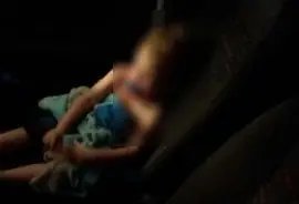 Criança é encontrada chorando dentro de carro trancado