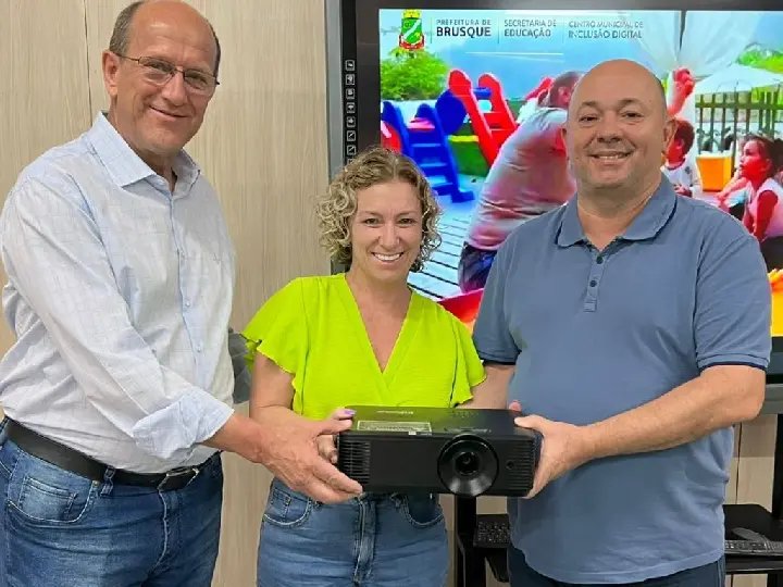Educa&ccedil;&atilde;o adquire 300 projetores multim&iacute;dia para a Rede Municipal de Ensino