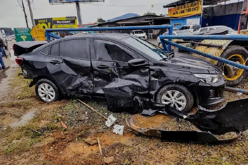 Caminh&atilde;o colide na traseira de carro na SC-486