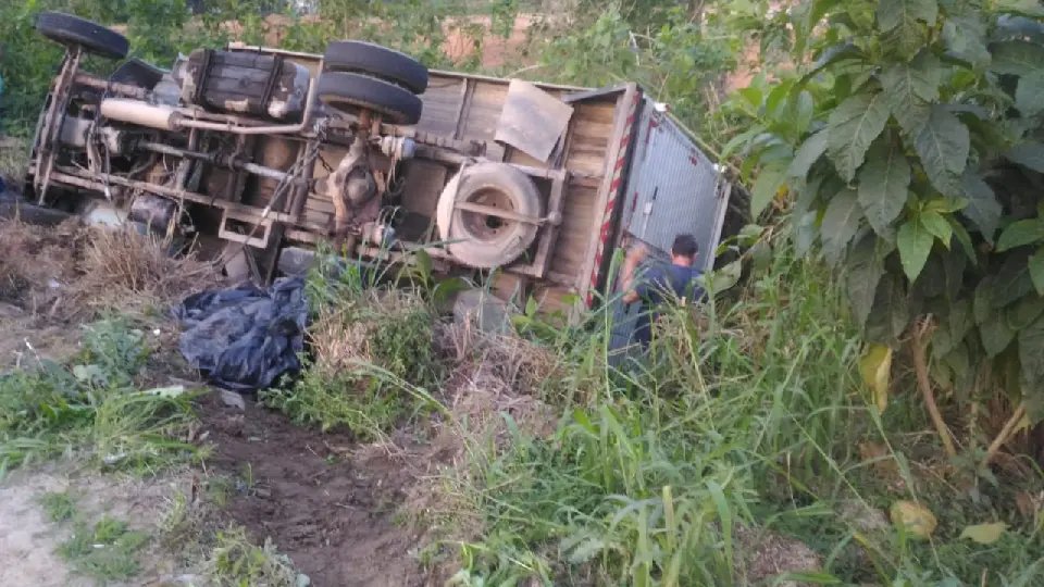 Acidente envolve caminh&atilde;o na Rodovia Ivo Silveira 
