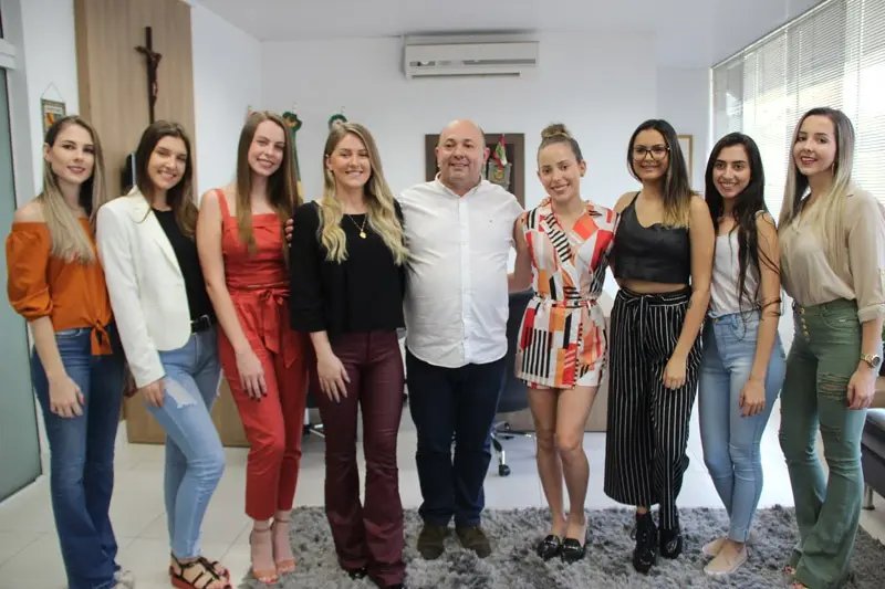 Candidatas a realeza da Fenarreco participam de reuni&atilde;o no gabinete