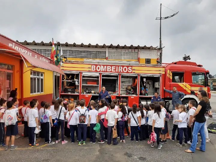Alunos visitam quartel dos Bombeiros