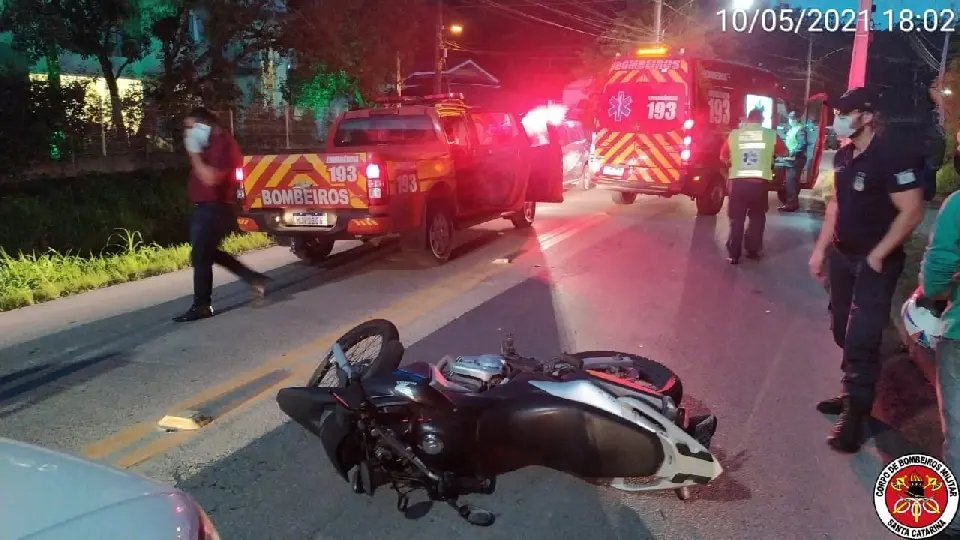 Idosa e motociclista ficam feridos na colis&atilde;o