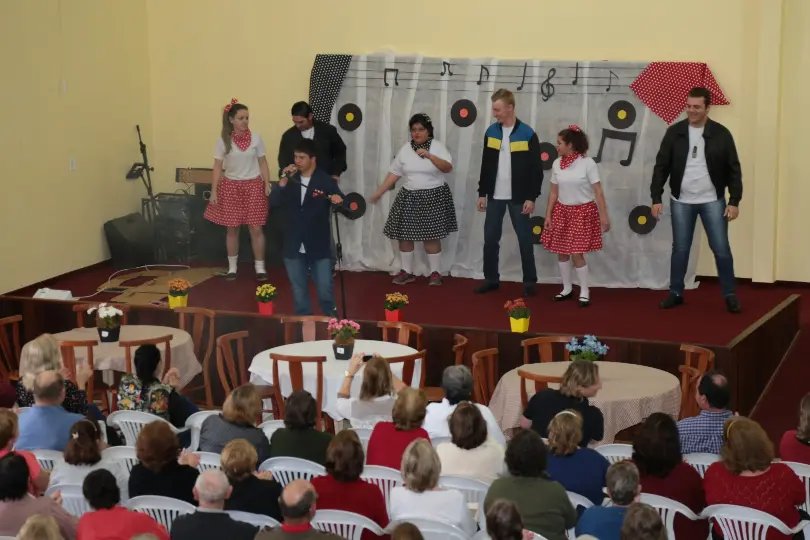 Idosos tomam café com estudantes da Apae de Guabiruba