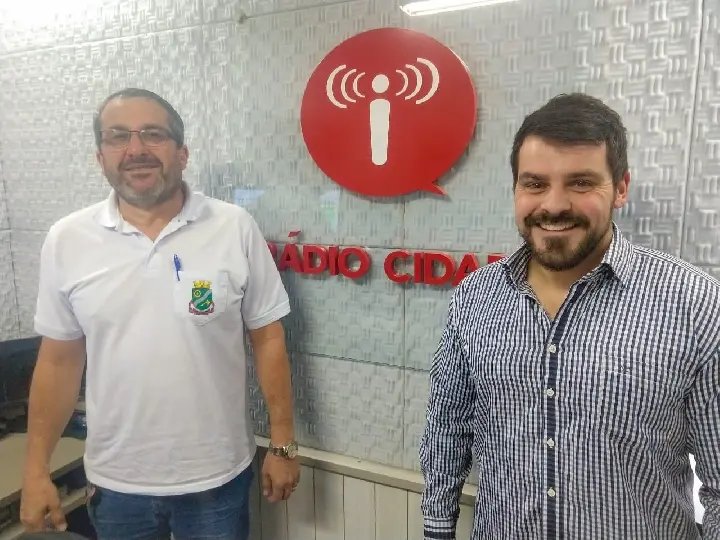 Secret&aacute;rio e o diretor da secretaria de Obras explicam os trabalho realizados