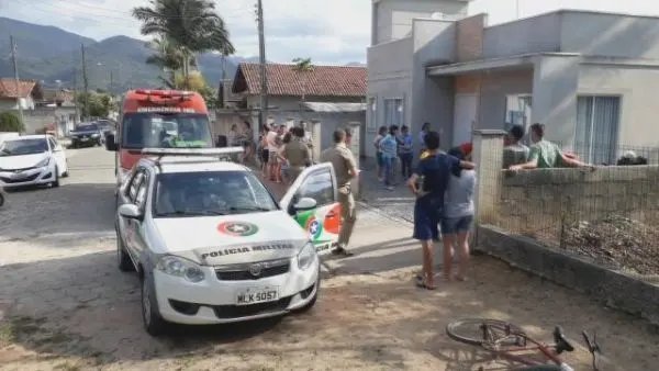 Policiais salvam mulher de afogamento