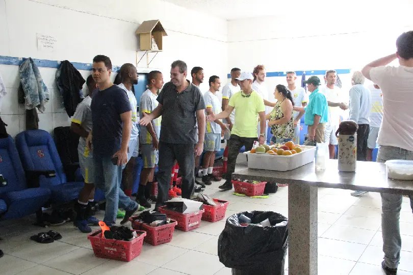 Usu&aacute;rios dos CIAPS s&atilde;o recebidos pelos jogadores do Brusque Futebol Clube