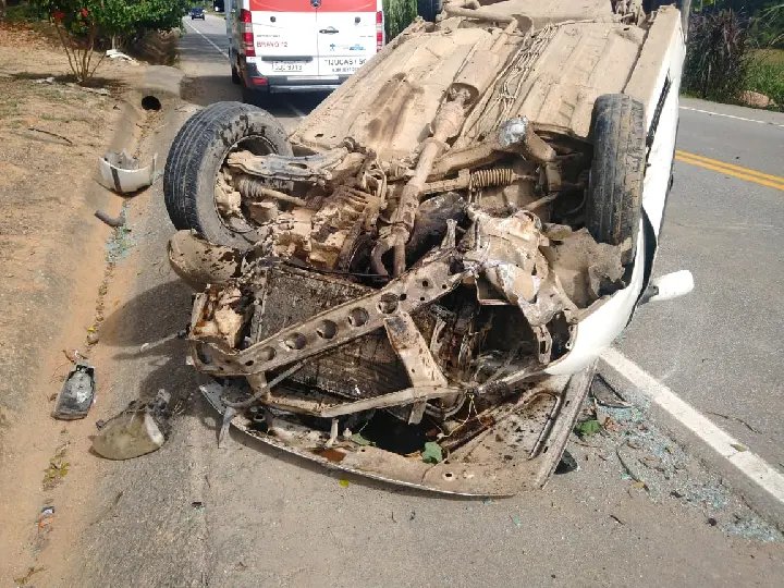 Beb&ecirc; &eacute; levado em estado grave para hospital ap&oacute;s capotamento na SC-108