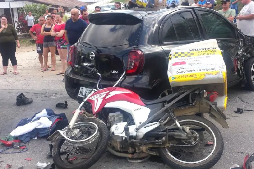 Acidente grave na Ivo Silveira deixa motociclista gravemente ferido 