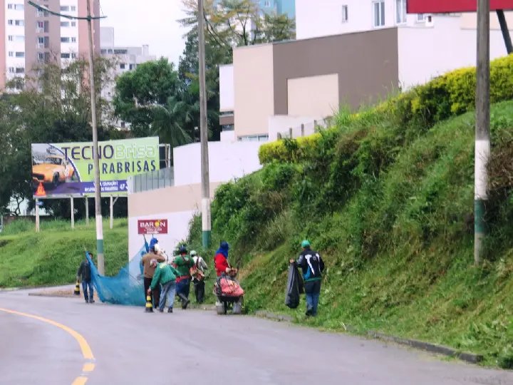 Prefeitura executa serviços de limpeza ao longo da Avenida Beira Rio