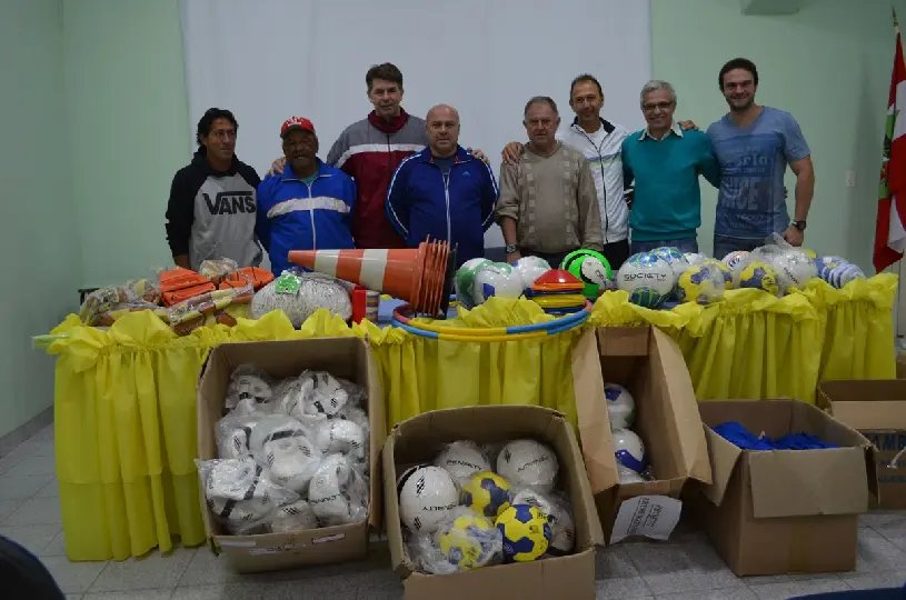 Escolinhas esportivas recebem novos equipamentos