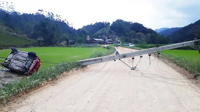 Ve&iacute;culo bate em poste e capota em Gaspar