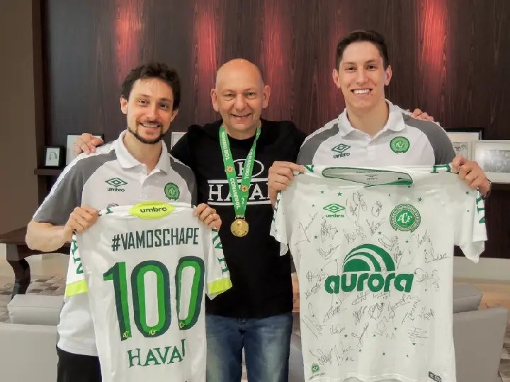 Embaixador da Chapecoense, Jakson Follmann visita Havan Brusque