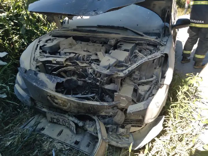 Carro bate contra poste e pega fogo, em Brusque