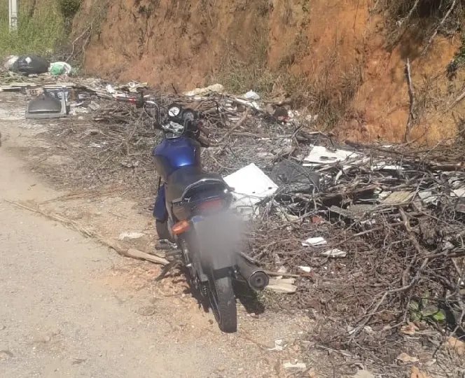 Moto furtada &eacute; encontrada abandonada no bairro Cedrinho