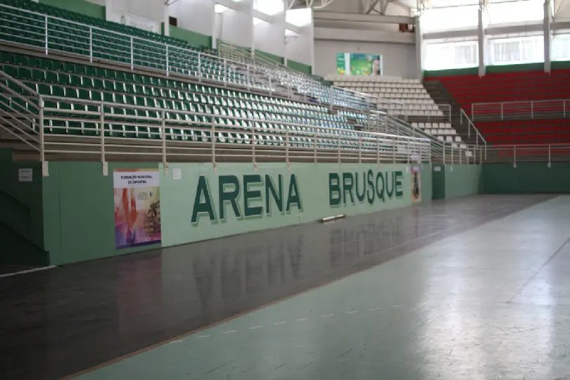 Problemas no telhado tiram jogo da Arena Brusque