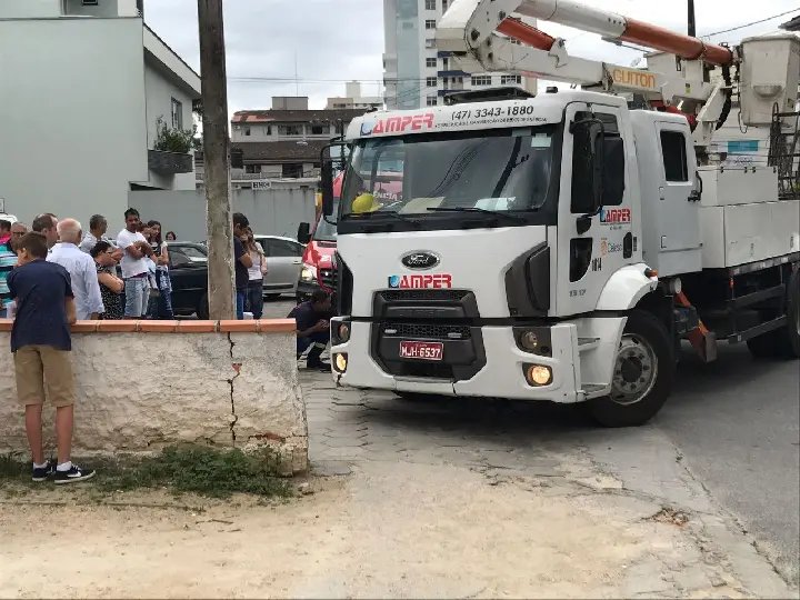 Ciclista se fere em colisão com caminhão no Centro