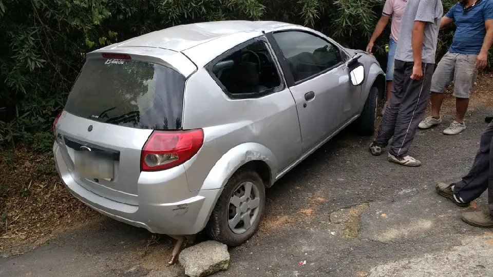 Carro capota após falha e causa susto no Paquetá