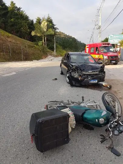 Homem fica ferido em colis&atilde;o frontal no bairro S&atilde;o Pedro, em Guabiruba