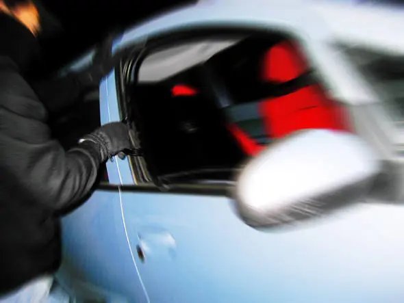 Homem tem carro arrombado enquanto picava trato