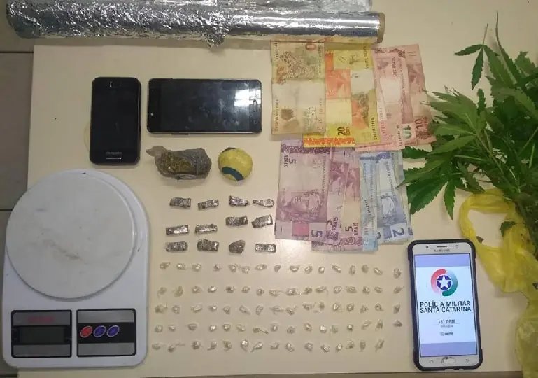 Traficante &eacute; preso com crack e sete p&eacute;s de maconha
