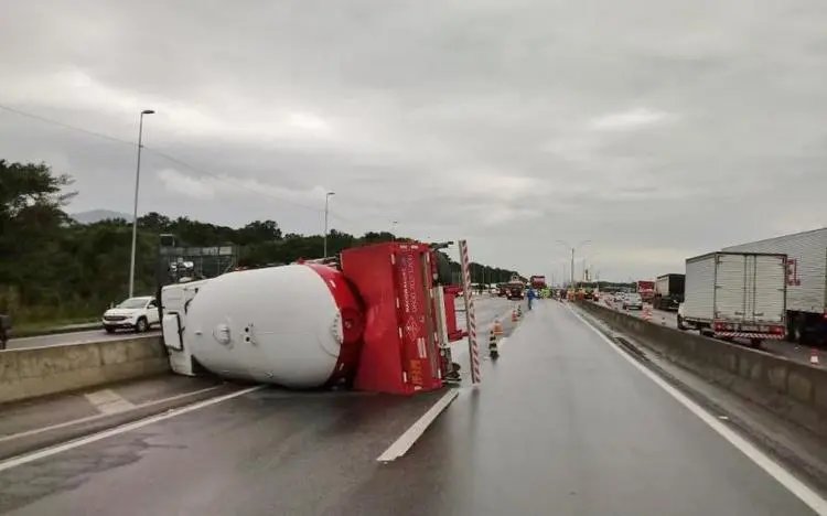 Caminh&atilde;o que transportava g&aacute;s tomba na rodovia