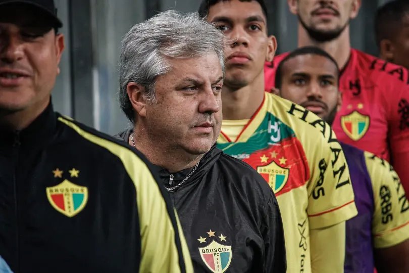 Brusque anuncia a sa&iacute;da do t&eacute;cnico Gilson Kleina