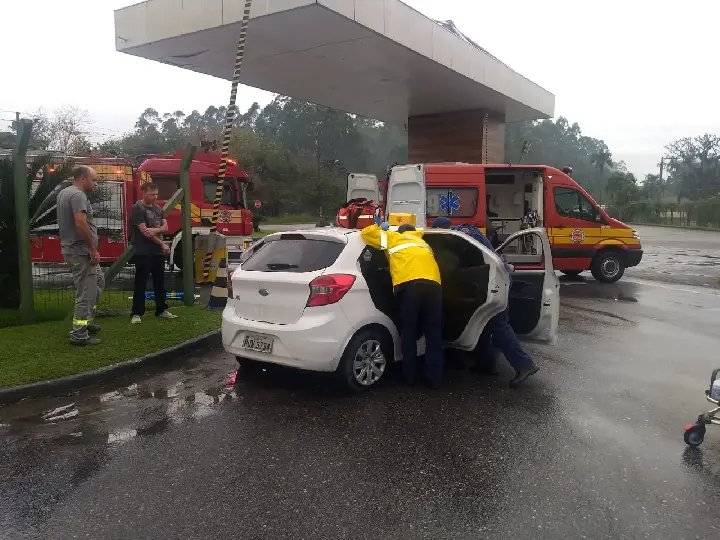 Carro sai da pista e invade espa&ccedil;o de shopping na rodovia