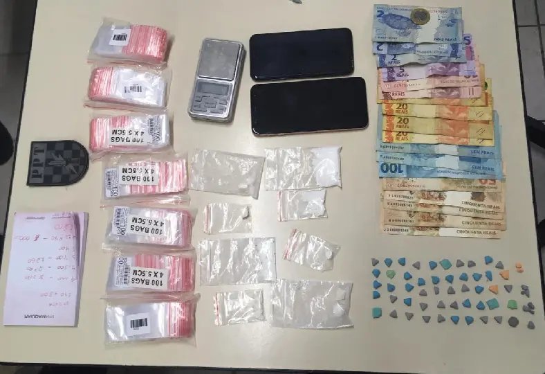 Ap&oacute;s abordagem, trio &eacute; preso com drogas