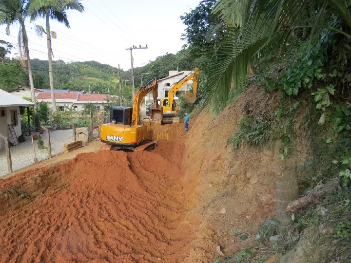 Secretaria de Obras mant&eacute;m v&aacute;rias frentes de trabalho