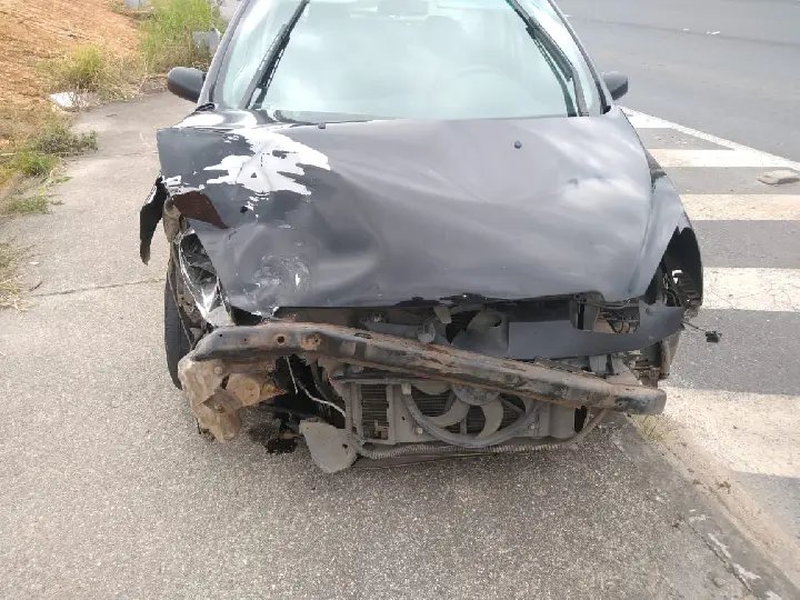 Motorista n&atilde;o percebe travessia elevada e bate em outro  veiculo 