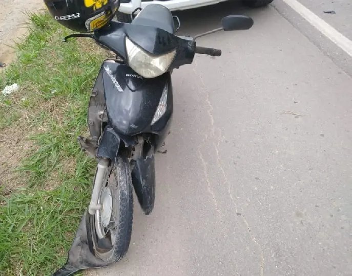Acidente envolve tr&ecirc;s ve&iacute;culos no bairro Steffen