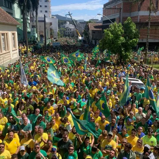 (V&Iacute;DEO) Milhares tomam ruas e participam do ato em Brusque