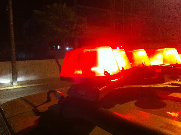 Jovem é agredido por várias pessoas e tem celular furtado