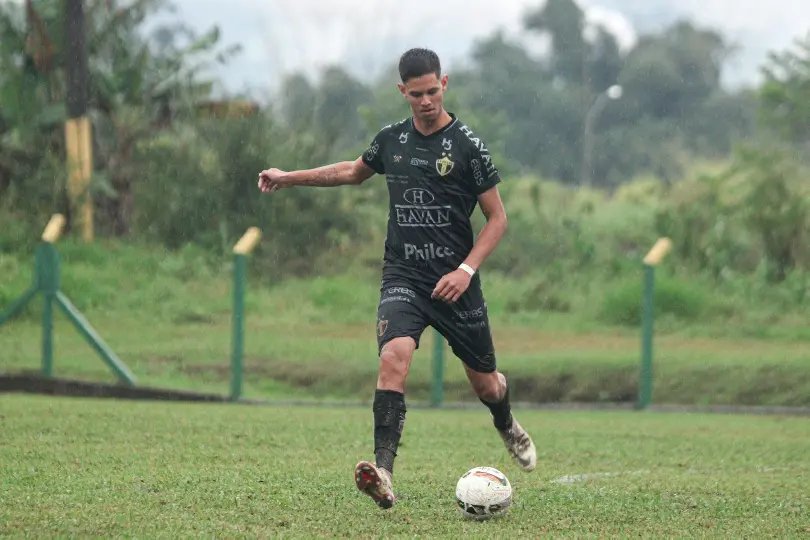 Zagueiro de 17 anos &eacute; relacionado pela primeira vez