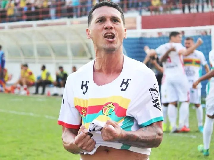 Brusque acerta renova&ccedil;&atilde;o de Thiago Alagoano