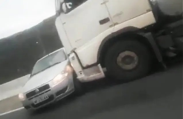 Carro de Brusque &eacute; arrastado por caminh&atilde;o na BR 101
