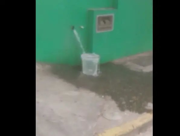 V&iacute;deo flagra torneira aberta em via p&uacute;blica