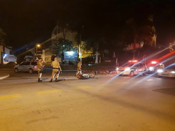 Colis&atilde;o entre carro e moto deixa homem ferido, no bairro Santa Terezinha