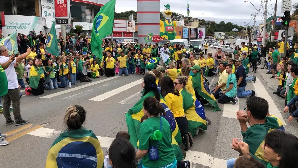Manifestantes fazem caminhada pr&oacute; Bolsonaro em Brusque
